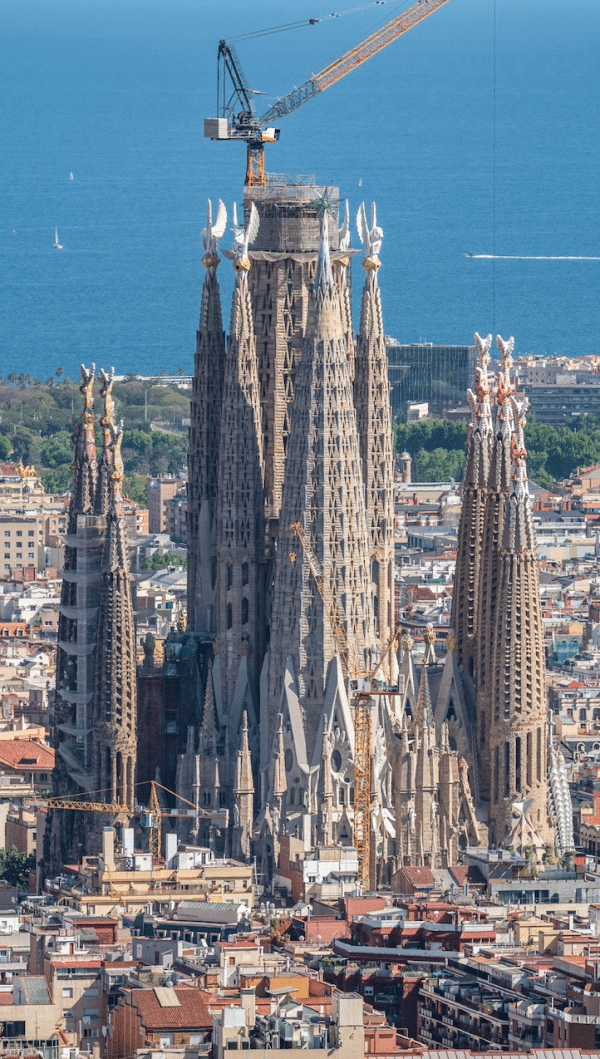 Sagrada Familia Architecture: Gaudí s Masterpiece